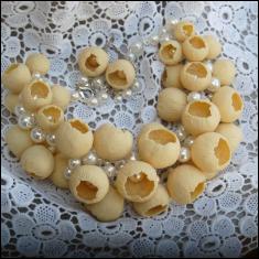 Колье из полых бусин