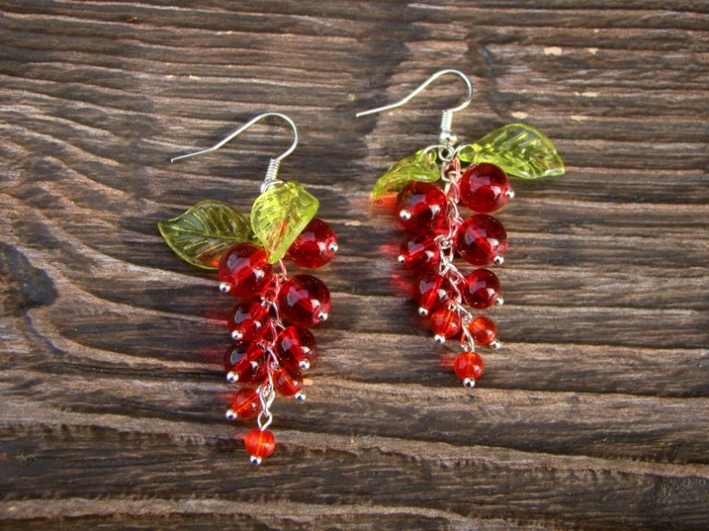 серьги из стеклянных бусин